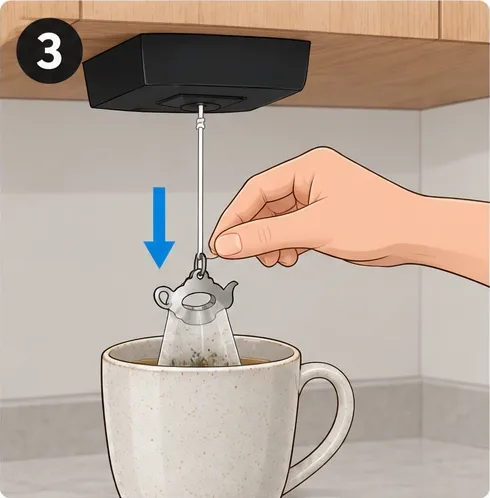 Hand zieht den Beutel am Seil in die Tasse